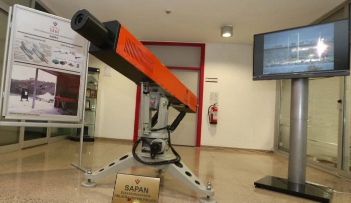 Άλματα στην τουρκική αμυντική βιομηχανία: To ηλεκτρομαγνητικό πυροβόλο Sapan στα αντιτορπιλικά TF-2000 – Στο τελικό στάδιο η παραγωγή